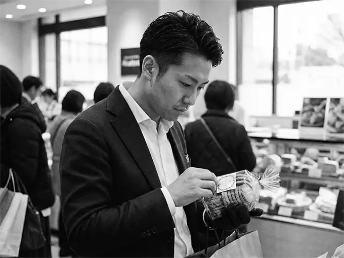 成分表を確認する男性